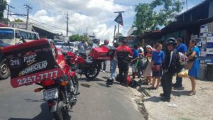 Accidente de motociclista repartidor en San Salvador.