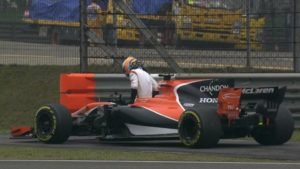 Imagen que se está volviendo clásica, Alonso abandonando.