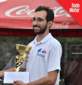 Ariel González Jr, recibiendo un premio en La Marina Racetrack de Costa Rica.