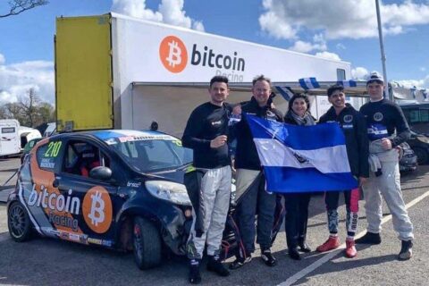 Escudería salvadoreña Bitcoin Racing debuta en Reino Unido